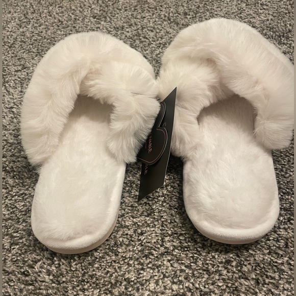 Parlovable Women's Cross Band Slippers White New With Tags Size 7/8 - Picture 5 of 8